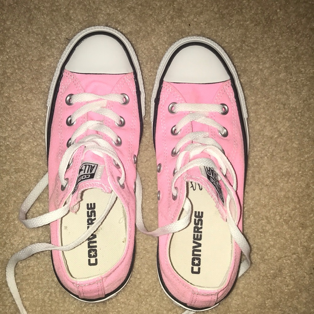 BRAND NEW pink converse low tops